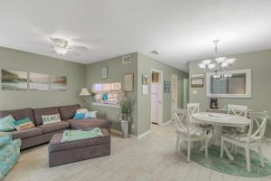 sala de estar con sofá y mesa en Sea Breeze 316 by Vacation Homes Collection en Gulf Shores