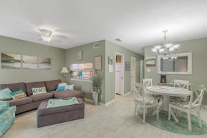 Posezení v ubytování Sea Breeze 316 by Vacation Homes Collection