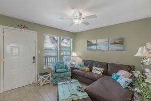 Area soggiorno di Sea Breeze 316 by Vacation Homes Collection