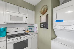 Cucina o angolo cottura di Sea Breeze 316 by Vacation Homes Collection