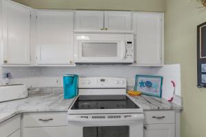 Cucina o angolo cottura di Sea Breeze 316 by Vacation Homes Collection