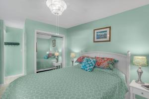 Letto o letti in una camera di Sea Breeze 316 by Vacation Homes Collection