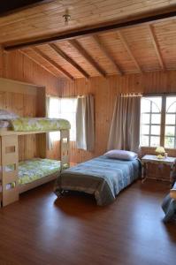 a bedroom with two bunk beds in a cabin at VILLA ERIKA comoda casa bellisima vista in Paipa