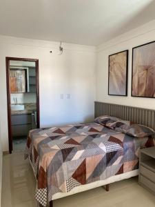 1 dormitorio con cama y lavamanos en Casa Completa com piscina, 800m da praia de Jauá en Camaçari