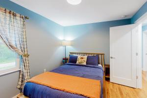 a bedroom with a bed with blue walls and a window at Dream Catcher in Eureka Springs
