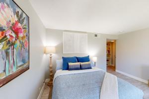 a bedroom with a bed and a painting on the wall at Riviera Gardens in Palm Springs +17 photos