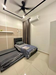 Cozy 2 BR Apartment w/ Pool Gym Wi-Fi & Work Space في كلانغ: غرفة نوم بسرير ومروحة سقف