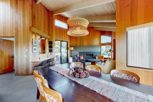 Una cocina o cocineta en Just Bluffing