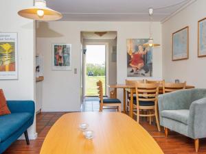 uma sala de estar com uma mesa de madeira e cadeiras em 6 person holiday home in Lemvig em Lemvig