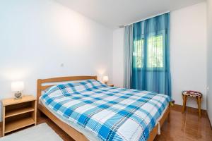 - une chambre avec un lit et une fenêtre dans l'établissement Apartments by the sea Zuljana, Peljesac - 10233, à Žuljana