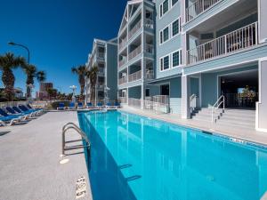 una piscina di fronte a un edificio di Grand Caribbean 312 by Vacation Homes Collection a Orange Beach