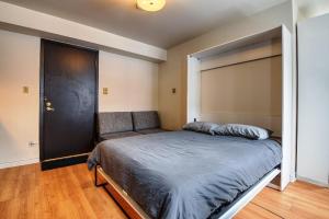 een slaapkamer met een groot bed in een kamer bij Studio Stays Downtown Montreal in Montreal