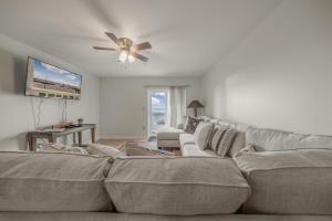ein Wohnzimmer mit einem Sofa und einem Deckenventilator in der Unterkunft Grand Caribbean 312 by Vacation Homes Collection in Orange Beach