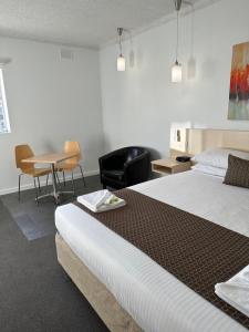 Postel nebo postele na pokoji v ubytování Adelaide Airport Motel