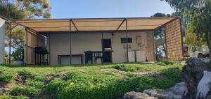 un grand hangar avec une table à l'intérieur dans l'établissement Migga Cottage, à Winkie