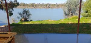 Cette maison offre une vue sur le lac. dans l'établissement Migga Cottage, à Winkie