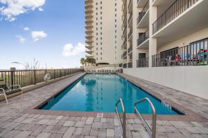 een zwembad in een gebouw met een gebouw bij The Palms 504 by Vacation Homes Collection in Orange Beach