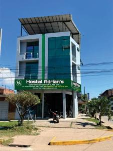 un edificio con una motocicleta estacionada frente a él en Adrian´s Hotel, en Pucallpa