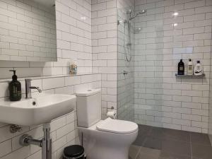 2BR@Luxury&Stylish Top Floor Apt,Pool,Parking,View的一间浴室