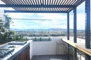 2BR@Luxury&Stylish Top Floor Apt,Pool,Parking,View的阳台或露台