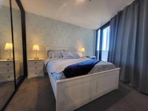 2BR@Luxury&Stylish Top Floor Apt,Pool,Parking,View客房内的一张或多张床位