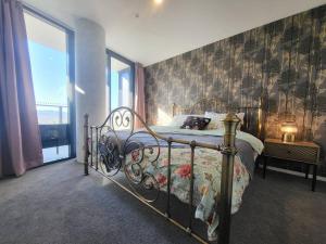 1 dormitorio con cama y ventana grande en 2BR@Luxury&Stylish Top Floor Apt,Pool,Parking,View, en Harrison