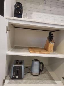 2BR@Luxury&Stylish Top Floor Apt,Pool,Parking,View的咖啡和沏茶工具