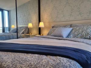 2BR@Luxury&Stylish Top Floor Apt,Pool,Parking,View客房内的一张或多张床位