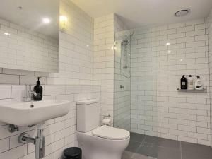 2BR@Luxury&Stylish Top Floor Apt,Pool,Parking,View的一间浴室
