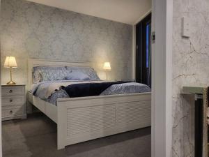 2BR@Luxury&Stylish Top Floor Apt,Pool,Parking,View客房内的一张或多张床位