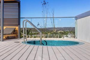 2BR@Luxury&Stylish Top Floor Apt,Pool,Parking,View内部或周边的泳池