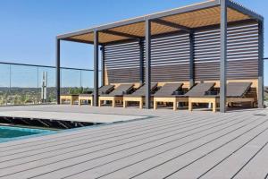 2BR@Luxury&Stylish Top Floor Apt,Pool,Parking,View内部或周边的泳池