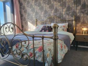 2BR@Luxury&Stylish Top Floor Apt,Pool,Parking,View客房内的一张或多张床位