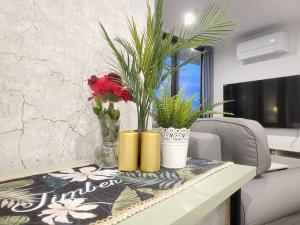 2BR@Luxury&Stylish Top Floor Apt,Pool,Parking,View的电视和/或娱乐中心