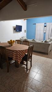 comedor con mesa, sillas y sofá en El pomelo en Mendoza