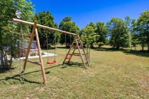 Galeriebild der Unterkunft Family friendly house with a parking space Baske Ostarije, Velebit - 21330 in Brušane