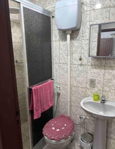 un piccolo bagno con servizi igienici e lavandino di Miramar Chalé e Suítes ad Angra dos Reis