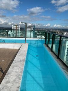 uma piscina no telhado de um edifício em Flat localizado a 200m Shopping Recife, bem Perto da Praia de Boa Viagem e com Wi-Fi 400Mbps no Recife