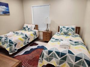 ヒルトン・ヘッド・アイランドにあるClassy & comfortable condo!のベッドルーム1室(ツインベッド2台、テーブル付)