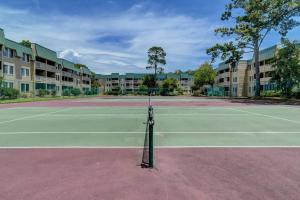 um campo de ténis com uma raquete de ténis em Classy & comfortable condo! em Hilton Head Island