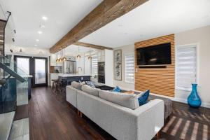 A seating area at Modern & Rustic Dream House in Oshawa