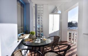 balcone con tavolo, sedie e finestra di Apartments by the sea Savudrija, Umag - 20295 a Savudrija