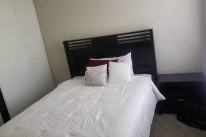 מיטה או מיטות בחדר ב-Axis Delray