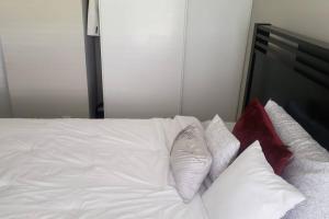 מיטה או מיטות בחדר ב-Axis Delray