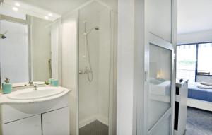 biała łazienka z umywalką i prysznicem w obiekcie Apartments by the sea Savudrija, Umag - 20295 w mieście Savudrija