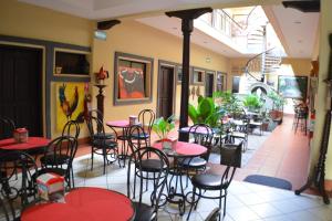 チナンデガにあるHotel Los Balcones de Chinandegaのテーブルと椅子が備わるレストラン