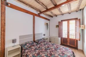 a bedroom with a bed and a window at Casa Luna in Losar de la Vera