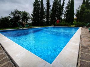 A piscina localizada em Cosy Cottage in Anghiari with Pool Garden ou nos arredores