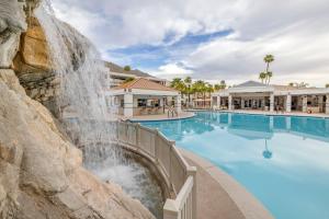 einem Wasserfall und einem Pool in einem Resort mit Wasserfall in der Unterkunft Palm Canyon Resort in Palm Springs