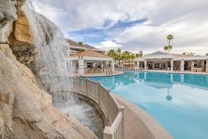 Bazén v ubytování Hilton Vacation Club Palm Canyon Palm Springs nebo v jeho okolí